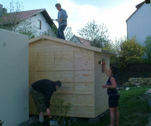 Holzpavillons. Anstreicher bei der Arbeit.